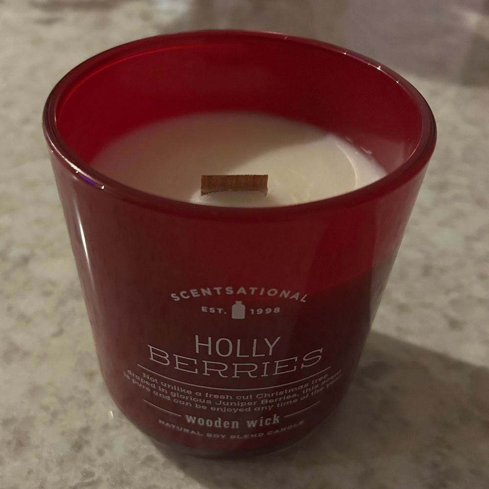 “New” 🆕 Scentsational Holly Berries Red Candle with Wooden Wick